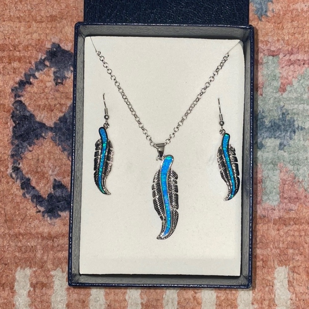 Montana Silversmiths necklace and earrings